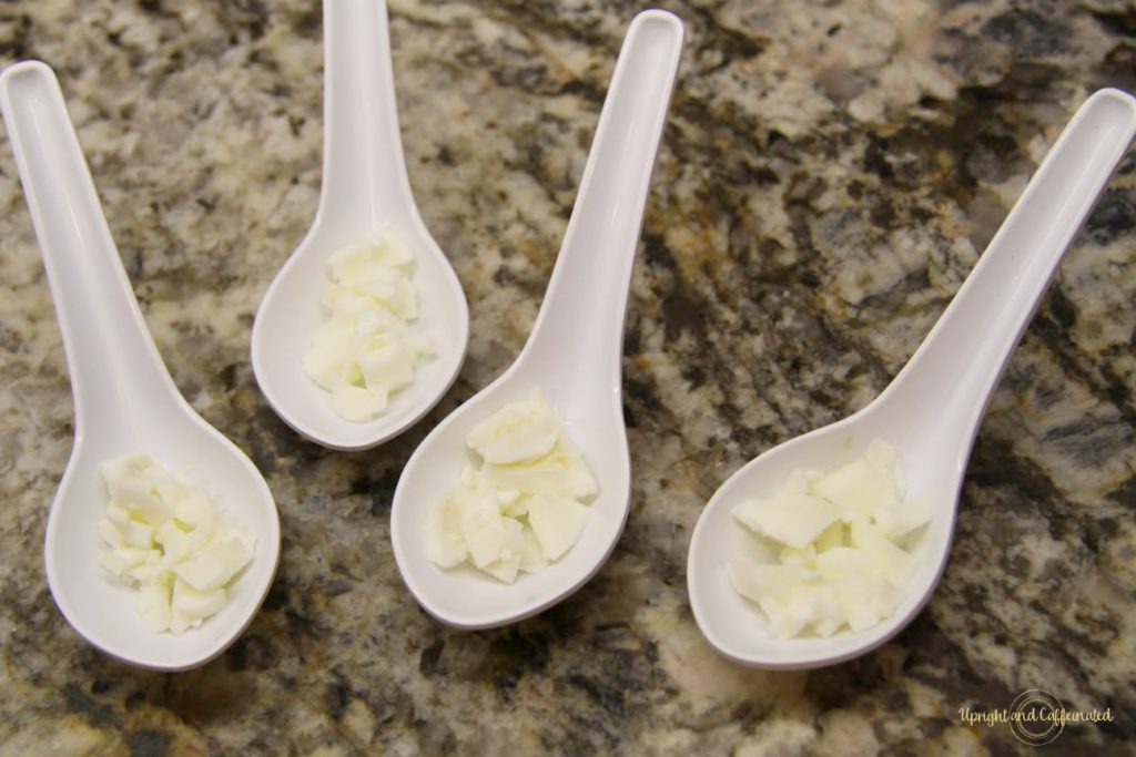 When life gives you hard-to-peel hard boiled eggs, make deviled eggs on a spoon. A full tutorial on how to make adorable deviled eggs on a Chinese-style soup spoon when your egg whites stick to the shell.