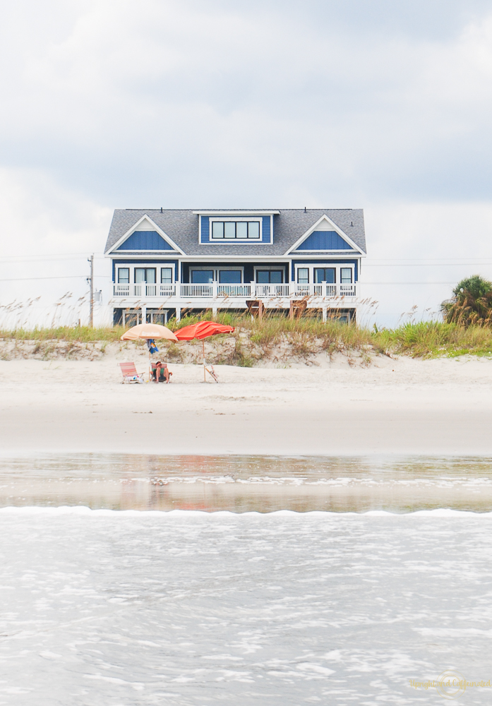 Taking a beach vacation, don't forget to bring home some sand to make this beach souvenir. 