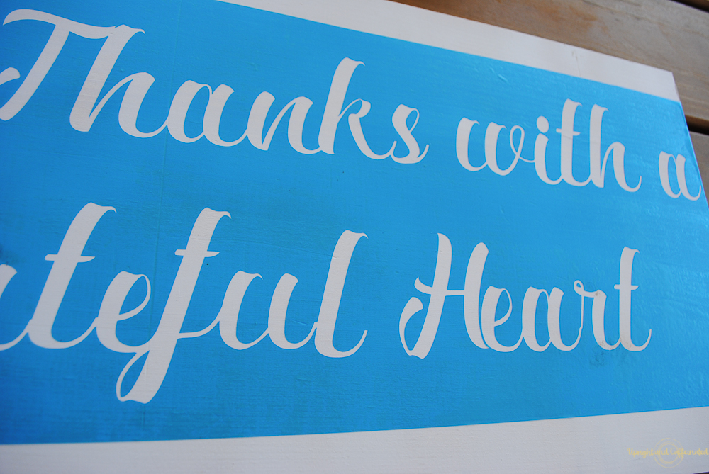 Making a farmhouse sign with a cricut explore air 2 is easy peasy!